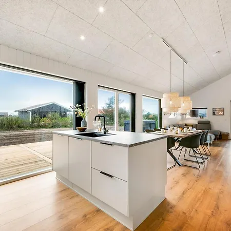 Newly Built With Jacuzzi Sj152 *